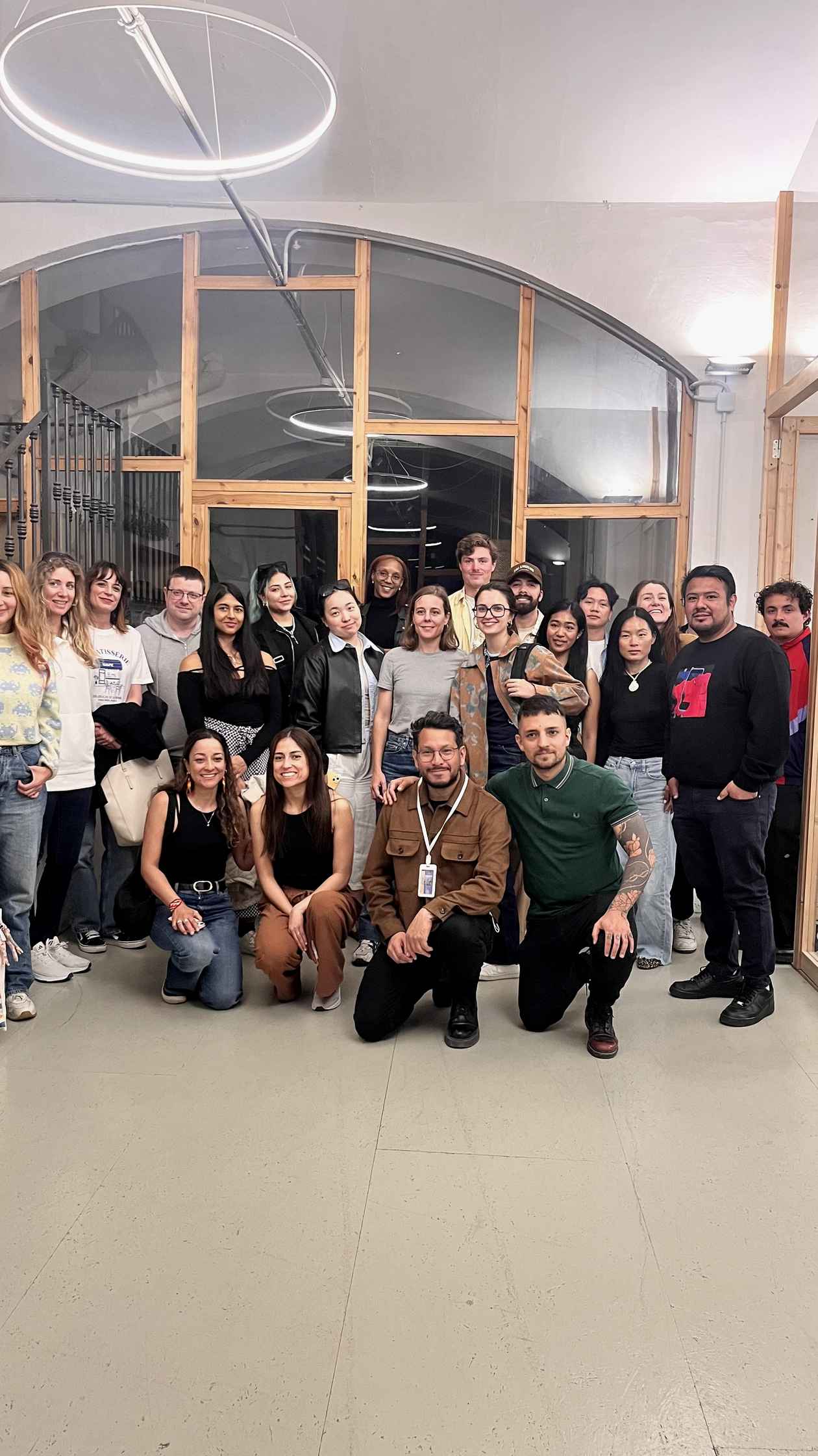 Grupo numeroso de asistentes reunidos para la foto al final de una formación de Partners Academy en Barcelona